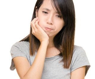 Memutihkan Gigi Bisa Bikin Gigi Jadi Lebih Sensitif?