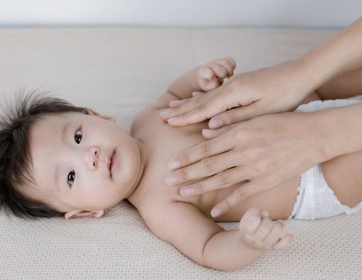 Untung-Rugi Pijat Bayi dengan Minyak Zaitun