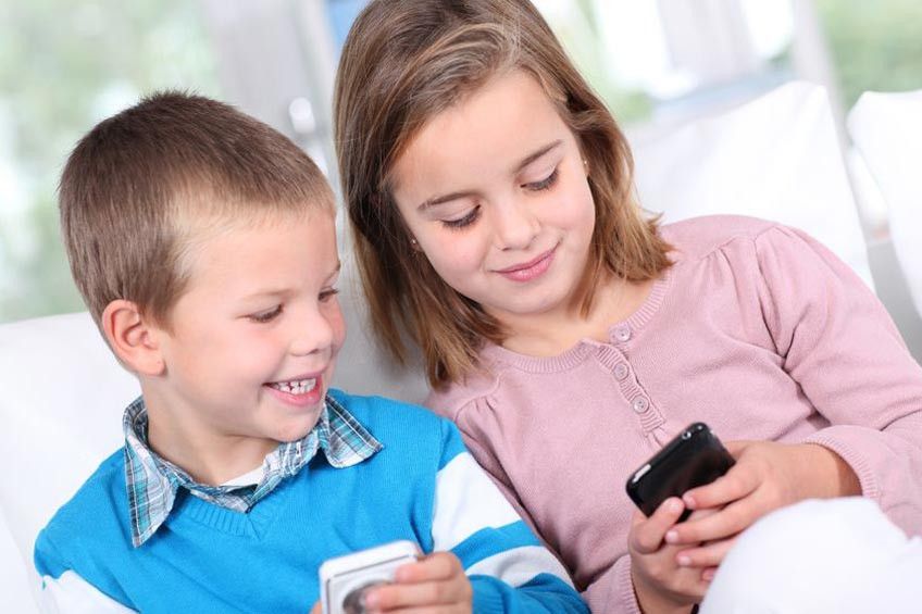 Anak yang Sering Menatap Layar Ponsel Berisiko Terkena Diabetes?