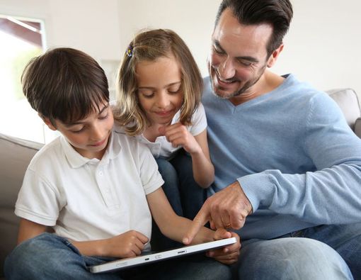 Usia Berapa Anak Diperbolehkan Bermain Media Sosial?