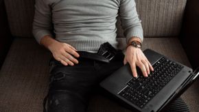 Kecanduan Porno Saat LDR, Perlukah Dimaklumi? - KlikDokter