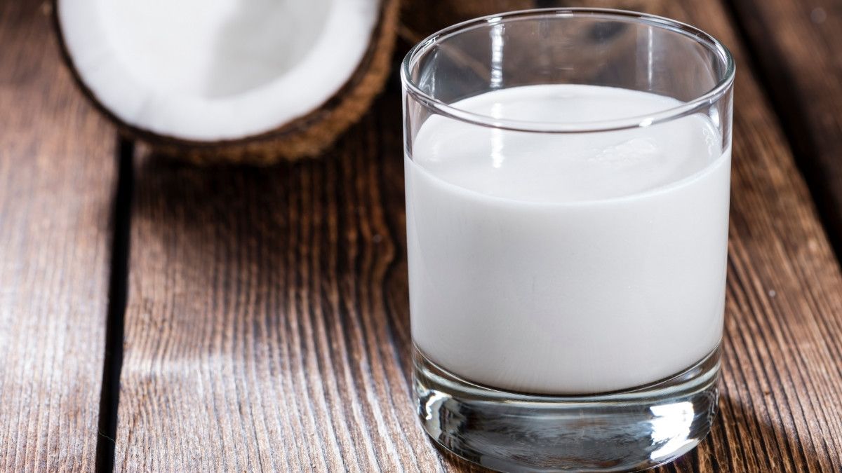 Buah kelapa segar untuk membuat susu kelapa berkualitas