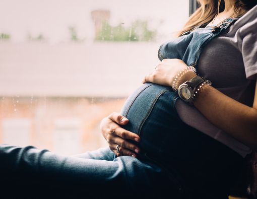 Ibu Hamil Jangan Sepelekan Kehujanan, Ini Efeknya