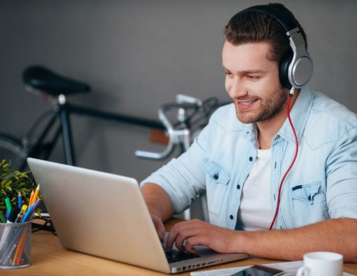 Manfaat Bekerja Sambil Mendengarkan Musik