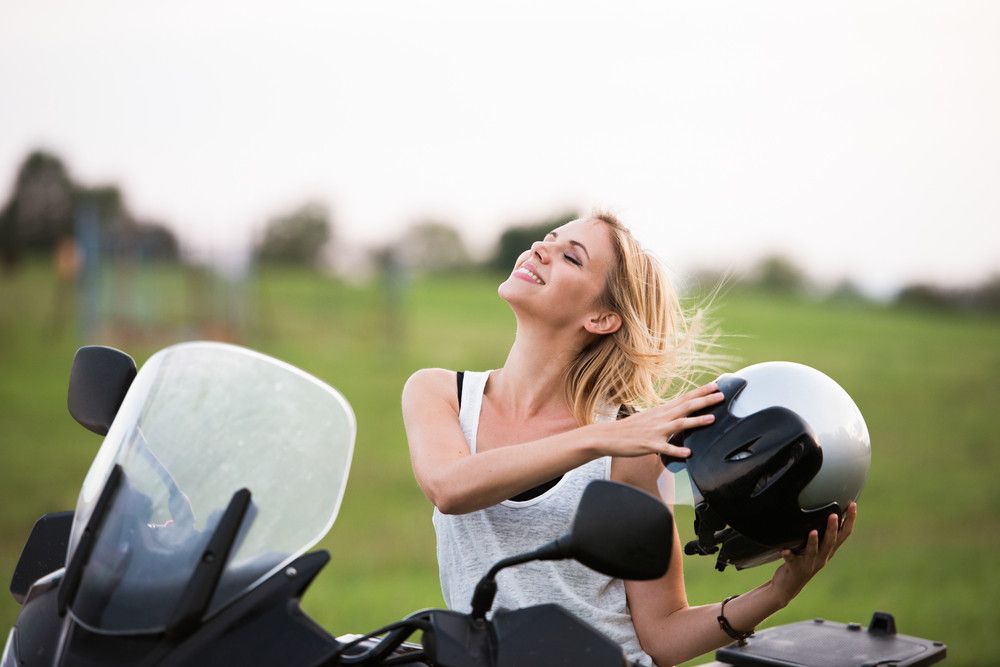 6 Tips Cegah Rambut Rontok Akibat Sering Pakai Helm