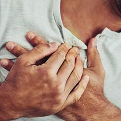 10 Penyebab Sakit Dada Sebelah Kanan, Pertanda Apa?