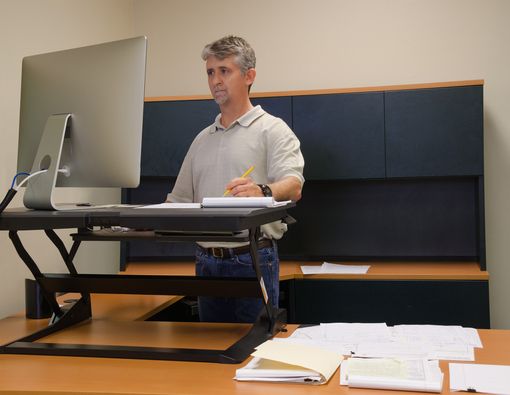 Manfaat Bekerja Sambil Berdiri Menggunakan Standing Desk