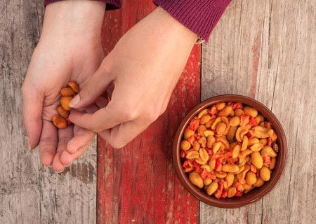 Makan Kacang Bisa Bikin Jerawatan?