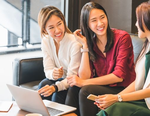 Alasan Anak Perempuan Lebih Sering Curhat ke Sesama