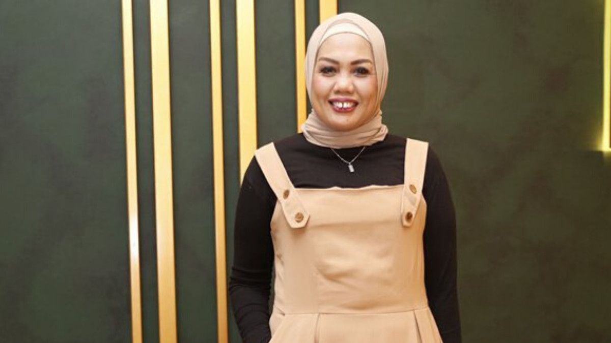 Elly Sugigi Punya Penampilan Baru, Amankah Potong Gigi Menurut Medis?