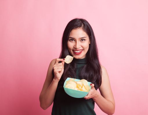 Hobi Makan Camilan Asin Bikin Radang Tenggorokan?