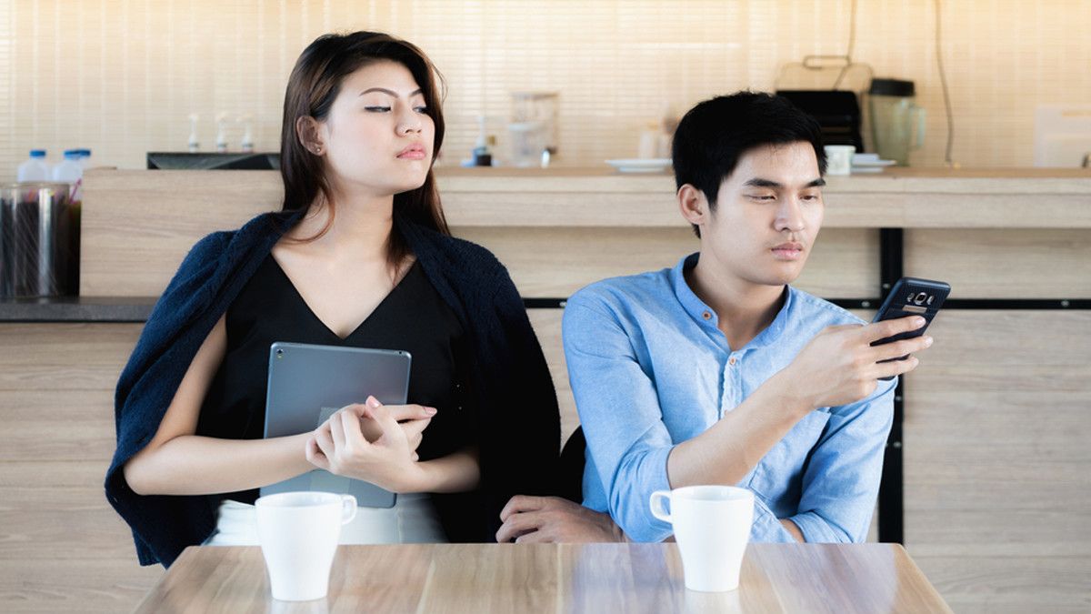 Ilustrasi Pria Berkomunikasi dengan Selingkuhannya