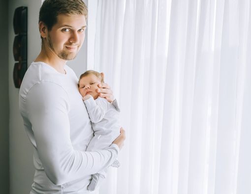 Ayah Pulang Kerja Langsung Gendong Bayi, Tularkan 5 Penyakit Ini