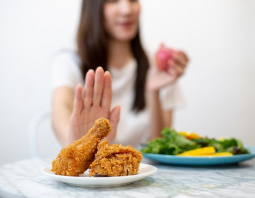 Stabilkan Kadar Kolesterol dengan Hindari 5 Makanan Ini