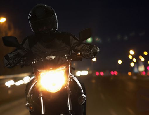 Sering Naik Motor Malam Picu Paru-Paru Basah, Mitos atau Fakta?