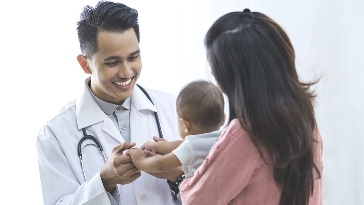 Ilustrasi Berkonsultasi dengan Dokter Mengenai Bayi Sering Berkeringat