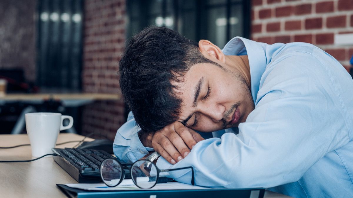 Tidur Siang Singkat, Efektifkah Meningkatkan Produktivitas di Kantor?