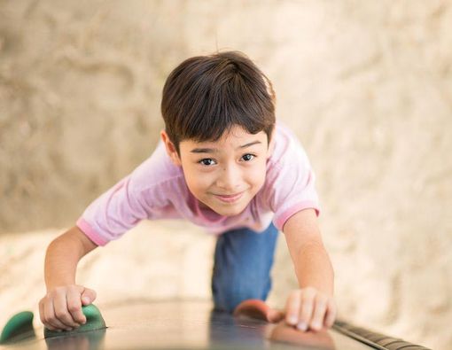 Melatih Keberanian Anak dengan Panjat Tebing