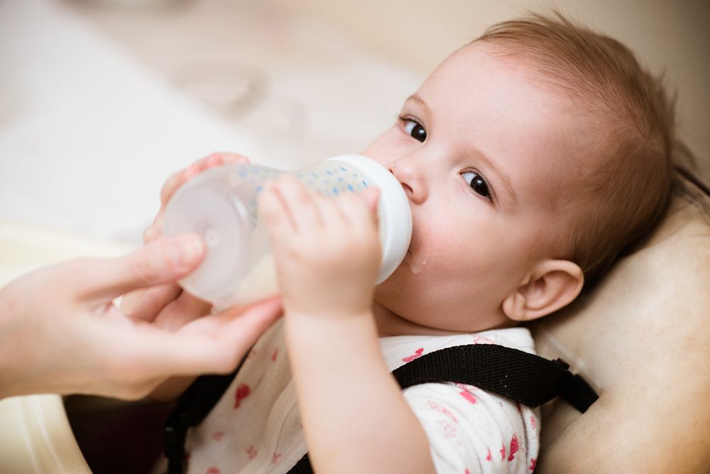 Waktu yang Tepat Mengajarkan Bayi untuk Minum Susu Pakai Dot