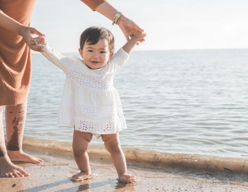10 Cara Efektif Mengajari Anak yang Takut Berjalan