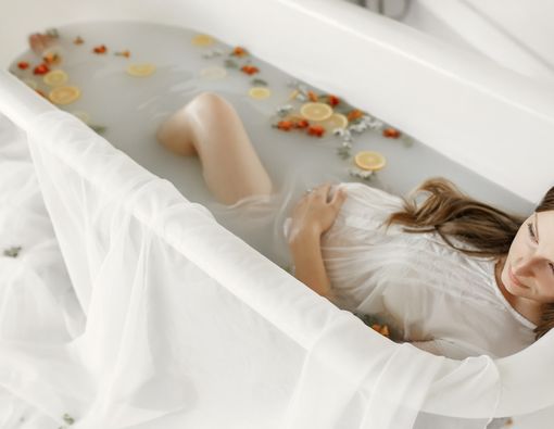 Tips Mandi Sehat untuk Ibu Hamil Sesuai Trimester Kehamilan