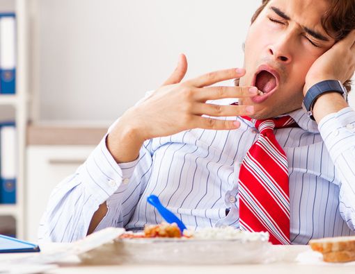 Cara Mengatasi Kantuk yang Menyerang Setelah Makan Siang