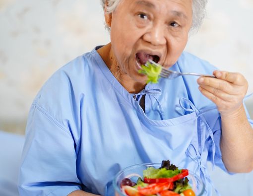 Gangguan Menelan Akibat Stroke, Bagaimana Mengatasinya?