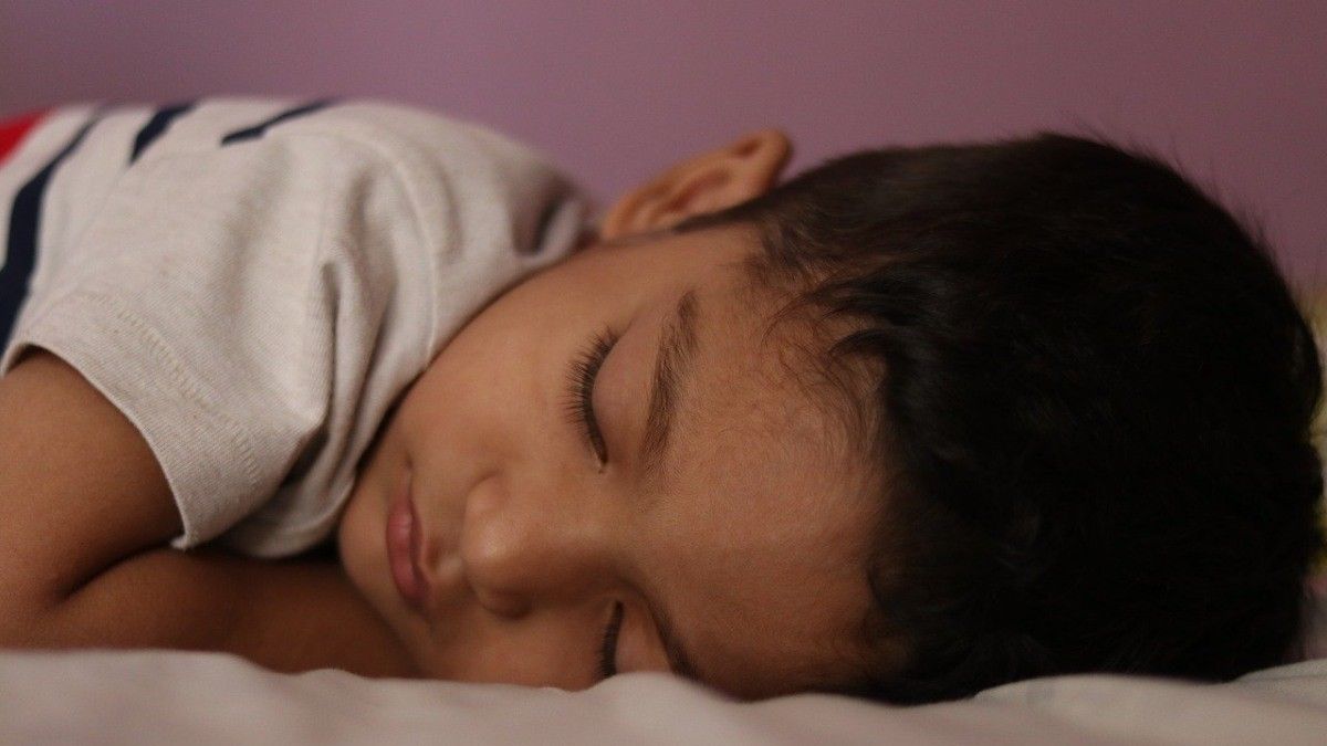 Usia Berapa Anak Sebaiknya Belajar Tidur Sendiri?