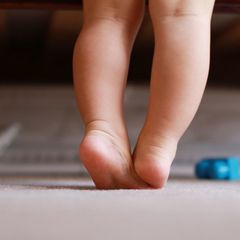 Anak Suka Jalan Jinjit, Apakah Tanda Kelainan Tulang? - KlikDokter