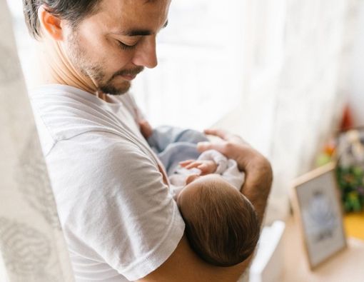 Hey Para Ayah Baru, Perhatikan! Beginilah Cara Menggendong Bayi