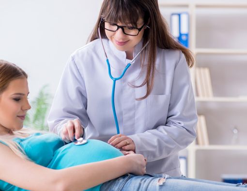 Antara Bidan dan Dokter Kandungan, Pilih yang Mana?