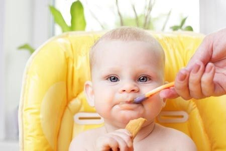 Menghadapi Si Kecil yang Sering Mengemut Makanan