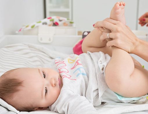 7 Cara Menceboki Bayi yang Salah tapi Sering Dilakukan