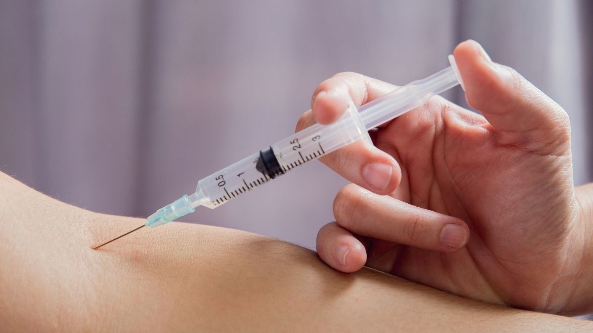 Bahaya Suntik Vaksin Sendiri Tanpa Pengawasan Nakes