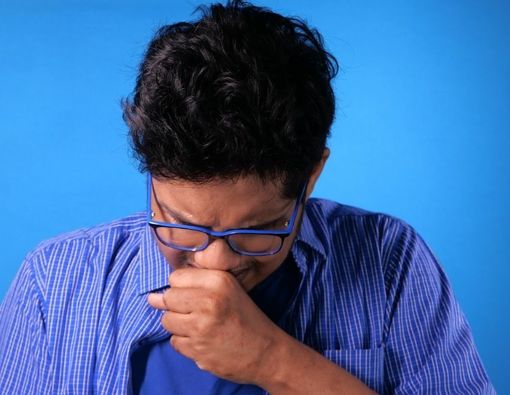 Batuk Disertai Nyeri Punggung Bawah, Perlukah Khawatir?