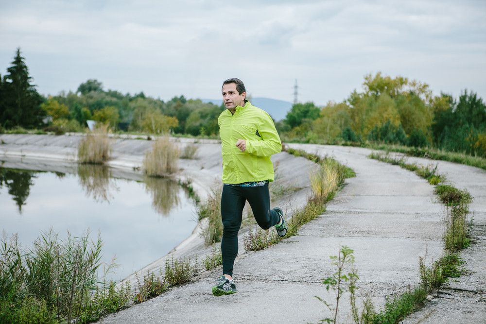 Olahraga Pakai Jaket Tebal, Lebih Cepat Turunkan Berat Badan?