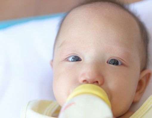 Ngedot Sambil Tiduran, Ini Bahaya yang Mengintai Anak