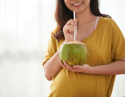 Minum Air Kelapa Saat Hamil Bikin Bayi Putih, Benarkah?