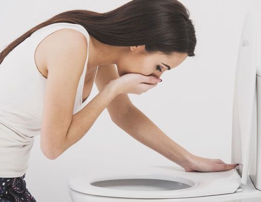 Penyebab Muntah Kuning dan Cara Mengatasinya