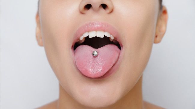7 Bahaya Oral Piercing pada Kesehatan Gigi dan Mulut