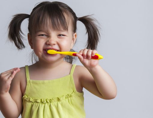 8 Tips Merawat Gigi Anak yang Baru Tumbuh