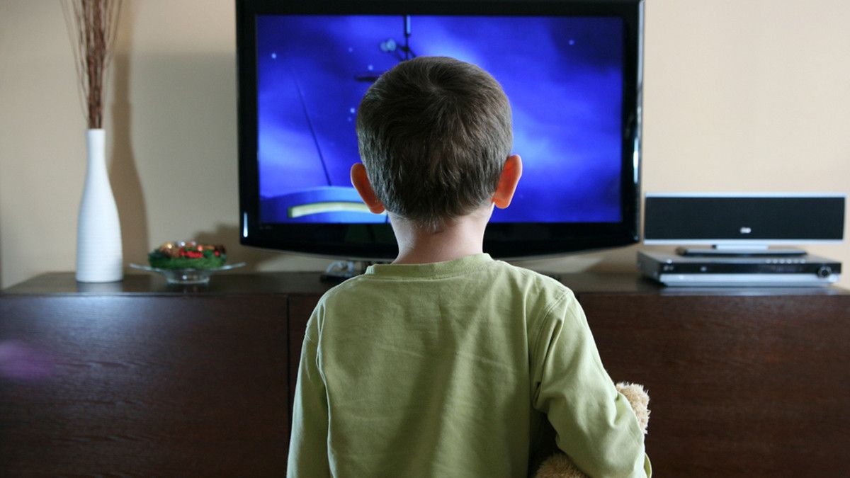 Anak Nonton TV dari Jarak Dekat, Apa Ada Masalah Penglihatan?