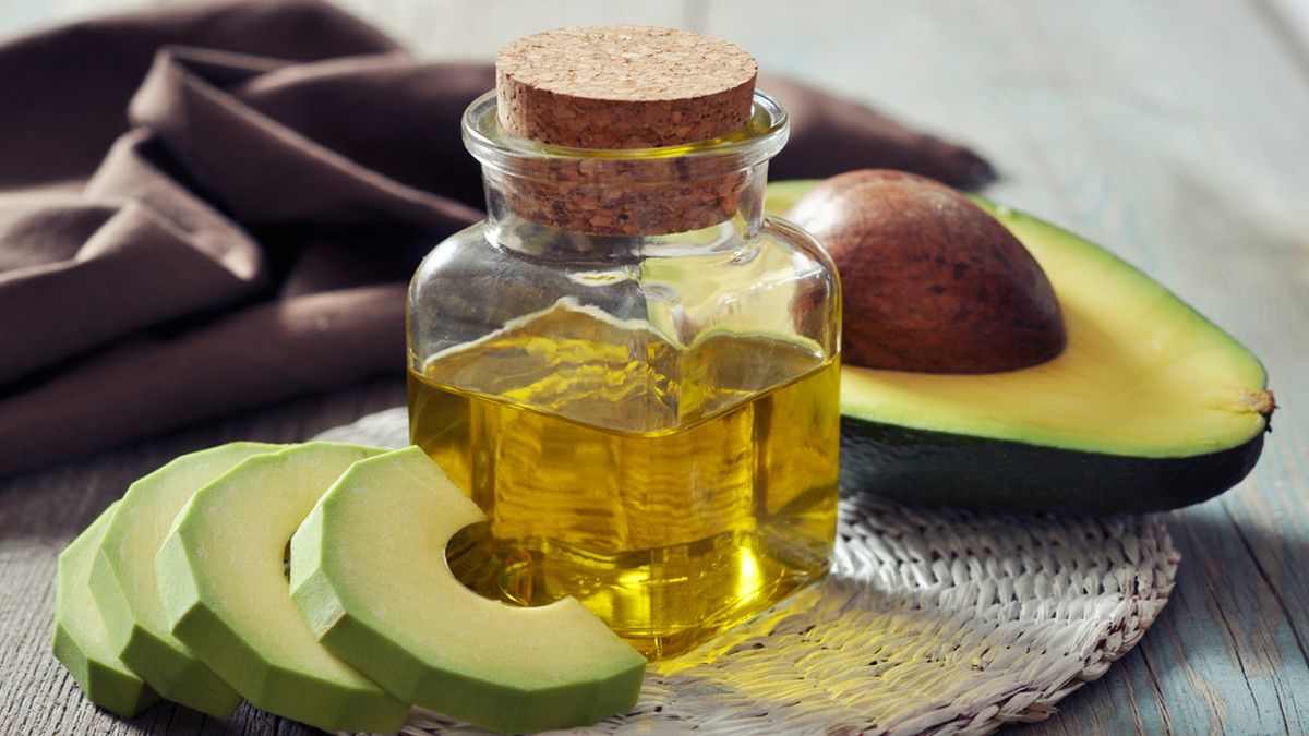 Mau Rambut Sehat dan Kuat? Coba Minyak Alpukat yang Kaya Manfaat