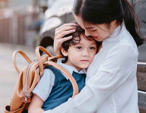 Hindari Lakukan Ini Saat Anak Tantrum di Tempat Umum