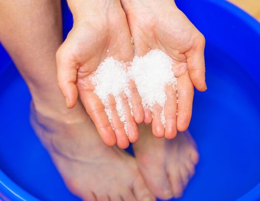 Cara Merendam Kaki dengan Air Garam Agar Efektif Atasi Pegal