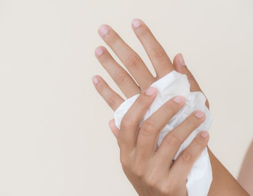 Mengeringkan Tangan dengan Tisu dan Hand Dryer, Mana Lebih Aman?