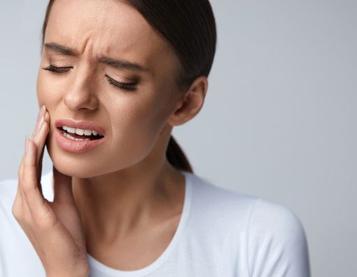 Lebih Sering daripada Pria, Ini Penyebab Sakit Gigi pada Wanita