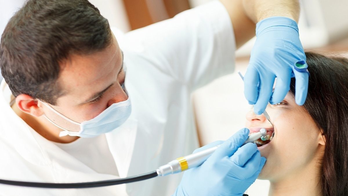 Mengenal Manfaat Serta Risiko Deep Cleaning Teeth