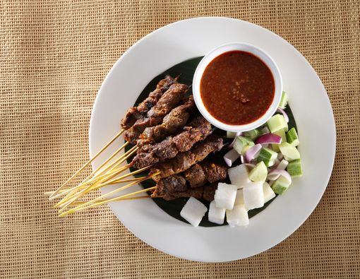 Benarkah Hobi Makan Sate Rentan Kena Kanker?