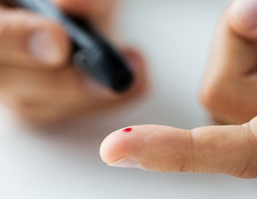 Benarkah Tusuk Jari dengan Jarum Bisa Atasi Stroke?